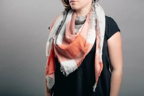 أوشحة نسائية ملونة