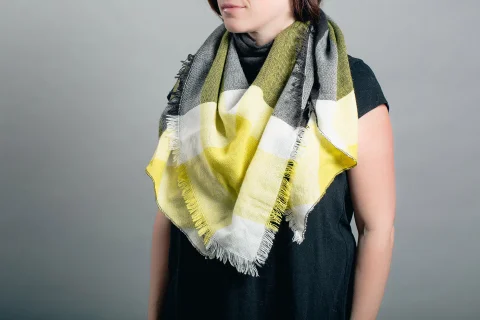 أوشحة نسائية ملونة